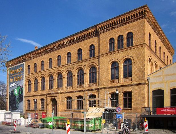 1007px-Berlin,_Kreuzberg,_Moeckernstrasse_26,_Verwaltungsgebauede_Anhalter_Gueterbahnhof