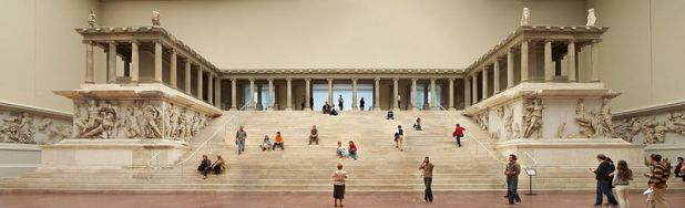 800px-Berlin_-_Pergamonmuseum_-_Altar_01