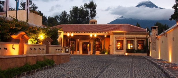 fachada_noche_volcan